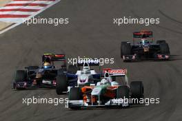 26.04.2009 Manama, Bahrain,  Adrian Sutil (GER), Force India F1 Team, VJM-02, VJM02, VJM 02 and Nick Heidfeld (GER), BMW Sauber F1 Team, F1.09 - Formula 1 World Championship, Rd 4, Bahrain Grand Prix, Sunday Race