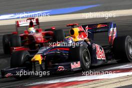 26.04.2009 Manama, Bahrain,  Mark Webber (AUS), Red Bull Racing, RB5, Felipe Massa (BRA), Scuderia Ferrari, F60 - Formula 1 World Championship, Rd 4, Bahrain Grand Prix, Sunday Race