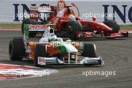 26.04.2009 Manama, Bahrain,  Giancarlo Fisichella (ITA), Force India F1 Team and Felipe Massa (BRA), Scuderia Ferrari  - Formula 1 World Championship, Rd 4, Bahrain Grand Prix, Sunday Race