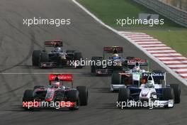 26.04.2009 Manama, Bahrain,  Heikki Kovalainen (FIN), McLaren Mercedes and Nick Heidfeld (GER), BMW Sauber F1 Team  - Formula 1 World Championship, Rd 4, Bahrain Grand Prix, Sunday Race