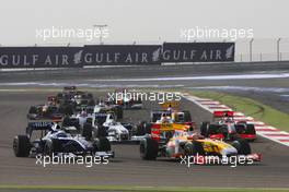 26.04.2009 Manama, Bahrain,  Start of the race, Fernando Alonso (ESP), Renault F1 Team, R29 and Nico Rosberg (GER), Williams F1 Team, FW31 - Formula 1 World Championship, Rd 4, Bahrain Grand Prix, Sunday Race