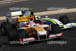 26.04.2009 Manama, Bahrain,  Nelson Piquet Jr (BRA), Renault F1 Team leads Rubens Barrichello (BRA), Brawn GP - Formula 1 World Championship, Rd 4, Bahrain Grand Prix, Sunday Race