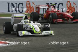 26.04.2009 Manama, Bahrain,  Rubens Barrichello (BRA), Brawn GP, Kimi Raikkonen (FIN), Räikkönen, Scuderia Ferrari  - Formula 1 World Championship, Rd 4, Bahrain Grand Prix, Sunday Race