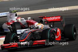 26.04.2009 Manama, Bahrain,  Lewis Hamilton (GBR), McLaren Mercedes, MP4-24 leads Timo Glock (GER), Toyota F1 Team, TF109 - Formula 1 World Championship, Rd 4, Bahrain Grand Prix, Sunday Race
