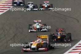 26.04.2009 Manama, Bahrain,  Nelson Piquet Jr (BRA), Renault F1 Team, R29 and Mark Webber (AUS), Red Bull Racing, RB5 - Formula 1 World Championship, Rd 4, Bahrain Grand Prix, Sunday Race