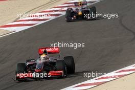26.04.2009 Manama, Bahrain,  Lewis Hamilton (GBR), McLaren Mercedes leads Sebastian Vettel (GER), Red Bull Racing - Formula 1 World Championship, Rd 4, Bahrain Grand Prix, Sunday Race