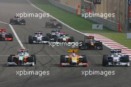 26.04.2009 Manama, Bahrain,  Start of the race, Adrian Sutil (GER), Force India F1 Team, VJM-02, VJM02, VJM 02, Nelson Piquet Jr (BRA), Renault F1 Team, R29 and Nick Heidfeld (GER), BMW Sauber F1 Team, F1.09 - Formula 1 World Championship, Rd 4, Bahrain Grand Prix, Sunday Race