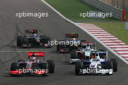 26.04.2009 Manama, Bahrain,  Heikki Kovalainen (FIN), McLaren Mercedes, MP4-24 and Nick Heidfeld (GER), BMW Sauber F1 Team, F1.09 with a brigen front wing - Formula 1 World Championship, Rd 4, Bahrain Grand Prix, Sunday Race