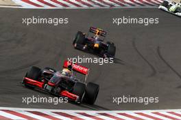 26.04.2009 Manama, Bahrain,  Lewis Hamilton (GBR), McLaren Mercedes, MP4-24 leads Sebastian Vettel (GER), Red Bull Racing, RB5 - Formula 1 World Championship, Rd 4, Bahrain Grand Prix, Sunday Race