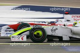 26.04.2009 Manama, Bahrain,  Rubens Barrichello (BRA), Brawn GP and Jarno Trulli (ITA), Toyota F1 Team  - Formula 1 World Championship, Rd 4, Bahrain Grand Prix, Sunday Race