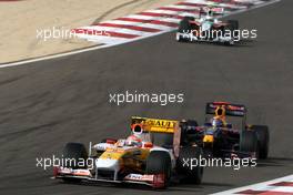 26.04.2009 Manama, Bahrain,  Nelson Piquet Jr (BRA), Renault F1 Team leads Mark Webber (AUS), Red Bull Racing, RB5 - Formula 1 World Championship, Rd 4, Bahrain Grand Prix, Sunday Race