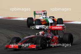 26.04.2009 Manama, Bahrain,  Heikki Kovalainen (FIN), McLaren Mercedes leads Adrian Sutil (GER), Force India F1 Team - Formula 1 World Championship, Rd 4, Bahrain Grand Prix, Sunday Race