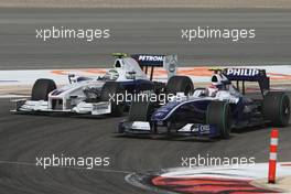 26.04.2009 Manama, Bahrain,  Kazuki Nakajima (JPN), Williams F1 Team overtakes Nick Heidfeld (GER), BMW Sauber F1 Team - Formula 1 World Championship, Rd 4, Bahrain Grand Prix, Sunday Race