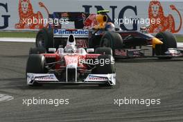 26.04.2009 Manama, Bahrain,  Jarno Trulli (ITA), Toyota F1 Team ans Sebastian Vettel (GER), Red Bull Racing  - Formula 1 World Championship, Rd 4, Bahrain Grand Prix, Sunday Race