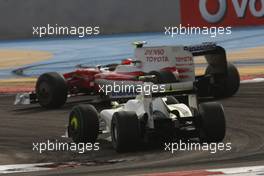 26.04.2009 Manama, Bahrain,  Timo Glock (GER), Toyota F1 Team, TF109 and Rubens Barrichello (BRA), Brawn GP, BGP001, BGP 001- Formula 1 World Championship, Rd 4, Bahrain Grand Prix, Sunday Race