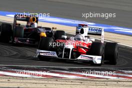 26.04.2009 Manama, Bahrain,  Jarno Trulli (ITA), Toyota Racing, TF109 leads Sebastian Vettel (GER), Red Bull Racing, RB5 - Formula 1 World Championship, Rd 4, Bahrain Grand Prix, Sunday Race