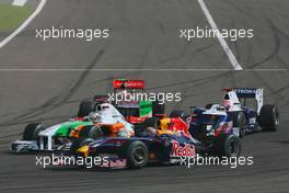 26.04.2009 Manama, Bahrain,  Mark Webber (AUS), Red Bull Racing, RB5, Adrian Sutil (GER), Force India F1 Team, VJM-02, VJM02, VJM 02 - Formula 1 World Championship, Rd 4, Bahrain Grand Prix, Sunday Race