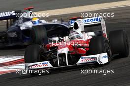 26.04.2009 Manama, Bahrain,  Jarno Trulli (ITA), Toyota Racing, TF109 leads Nico Rosberg (GER), Williams F1 Team, FW31 - Formula 1 World Championship, Rd 4, Bahrain Grand Prix, Sunday Race