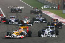 26.04.2009 Manama, Bahrain,  Start of the race, Nelson Piquet Jr (BRA), Renault F1 Team, R29 and Nick Heidfeld (GER), BMW Sauber F1 Team, F1.09 - Formula 1 World Championship, Rd 4, Bahrain Grand Prix, Sunday Race