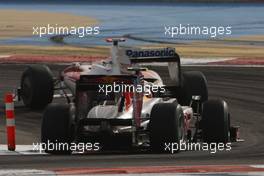 26.04.2009 Manama, Bahrain,  Jarno Trulli (ITA), Toyota Racing, TF109 and Sebastian Vettel (GER), Red Bull Racing, RB5 - Formula 1 World Championship, Rd 4, Bahrain Grand Prix, Sunday Race