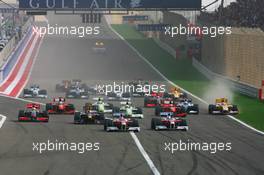 26.04.2009 Manama, Bahrain,  Start of the race, Timo Glock (GER), Toyota F1 Team, TF109 and Jarno Trulli (ITA), Toyota Racing, TF109 - Formula 1 World Championship, Rd 4, Bahrain Grand Prix, Sunday Race