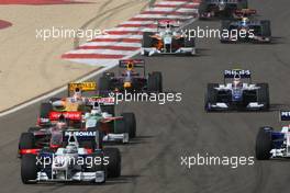 26.04.2009 Manama, Bahrain,  Start of the race, Nick Heidfeld (GER), BMW Sauber F1 Team, F1.09 - Formula 1 World Championship, Rd 4, Bahrain Grand Prix, Sunday Race
