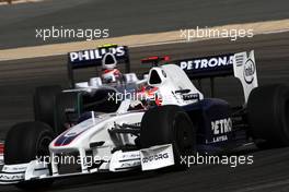 26.04.2009 Manama, Bahrain,  Robert Kubica (POL), BMW Sauber F1 Team, F1.09 leads Kazuki Nakajima (JPN), Williams F1 Team - Formula 1 World Championship, Rd 4, Bahrain Grand Prix, Sunday Race