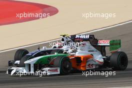 26.04.2009 Manama, Bahrain,  Adrian Sutil (GER), Force India F1 Team, VJM-02, VJM02, VJM 02 and Kazuki Nakajima (JPN), Williams F1 Team, FW31 - Formula 1 World Championship, Rd 4, Bahrain Grand Prix, Sunday Race
