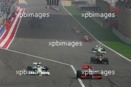 26.04.2009 Manama, Bahrain,  Lewis Hamilton (GBR), McLaren Mercedes, MP4-24 and Jenson Button (GBR), Brawn GP, BGP001, BGP 001 - Formula 1 World Championship, Rd 4, Bahrain Grand Prix, Sunday Race