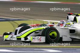 26.04.2009 Manama, Bahrain,  Rubens Barrichello (BRA), Brawn GP and Jarno Trulli (ITA), Toyota F1 Team  - Formula 1 World Championship, Rd 4, Bahrain Grand Prix, Sunday Race