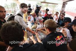 25.04.2009 Manama, Bahrain,  autograph session / Sebastian Vettel (GER), Red Bull Racing / FEATURE / FAN AREA behind the grandstands - Formula 1 World Championship, Rd 4, Bahrain Grand Prix, Saturday