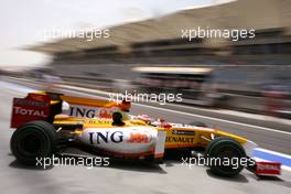 25.04.2009 Manama, Bahrain,  Fernando Alonso (ESP), Renault F1 Team  - Formula 1 World Championship, Rd 4, Bahrain Grand Prix, Saturday Practice