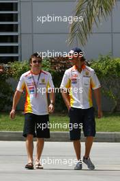 25.04.2009 Manama, Bahrain,  Fernando Alonso (ESP), Renault F1 Team and Romain Grosjean (FRA), Renault F1 Team - Formula 1 World Championship, Rd 4, Bahrain Grand Prix, Saturday