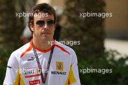 25.04.2009 Manama, Bahrain,  Fernando Alonso (ESP), Renault F1 Team  - Formula 1 World Championship, Rd 4, Bahrain Grand Prix, Saturday