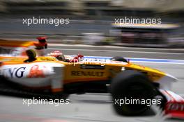 25.04.2009 Manama, Bahrain,  Fernando Alonso (ESP), Renault F1 Team  - Formula 1 World Championship, Rd 4, Bahrain Grand Prix, Saturday Practice