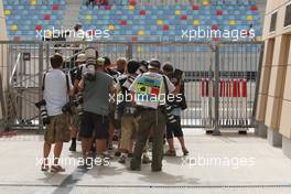 25.04.2009 Manama, Bahrain,  photographers in the queue - Formula 1 World Championship, Rd 4, Bahrain Grand Prix, Saturday