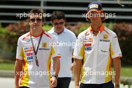 25.04.2009 Manama, Bahrain,  Fernando Alonso (ESP), Renault F1 Team, Romain Grosjean (FRA), Renault F1 Team - Formula 1 World Championship, Rd 4, Bahrain Grand Prix, Saturday