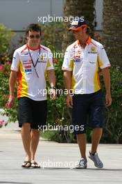 25.04.2009 Manama, Bahrain,  Fernando Alonso (ESP), Renault F1 Team and Romain Grosjean (FRA), Renault F1 Team - Formula 1 World Championship, Rd 4, Bahrain Grand Prix, Saturday