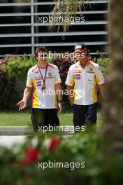 25.04.2009 Manama, Bahrain,  Fernando Alonso (ESP), Renault F1 Team, Romain Grosjean (FRA), Renault F1 Team - Formula 1 World Championship, Rd 4, Bahrain Grand Prix, Saturday