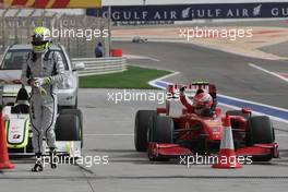 25.04.2009 Manama, Bahrain,  Jenson Button (GBR), Brawn GP and Kimi Raikkonen (FIN), Räikkönen, Scuderia Ferrari - Formula 1 World Championship, Rd 4, Bahrain Grand Prix, Saturday Qualifying