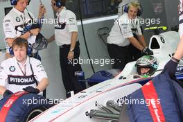 25.04.2009 Manama, Bahrain,  Nick Heidfeld (GER), BMW Sauber F1 Team  / uses an ice cooling pack - Formula 1 World Championship, Rd 4, Bahrain Grand Prix, Saturday Practice