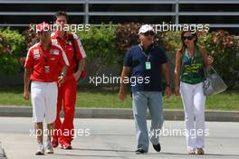25.04.2009 Manama, Bahrain,  Felipe Massa (BRA), Scuderia Ferrari and his family - Formula 1 World Championship, Rd 4, Bahrain Grand Prix, Saturday