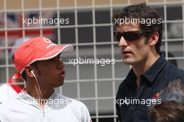 26.04.2009 Manama, Bahrain,  Lewis Hamilton (GBR), McLaren Mercedes and Mark Webber (AUS), Red Bull Racing - Formula 1 World Championship, Rd 4, Bahrain Grand Prix, Sunday