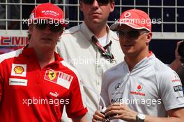 26.04.2009 Manama, Bahrain,  Kimi Raikkonen (FIN), Räikkönen, Scuderia Ferrari and Heikki Kovalainen (FIN), McLaren Mercedes - Formula 1 World Championship, Rd 4, Bahrain Grand Prix, Sunday