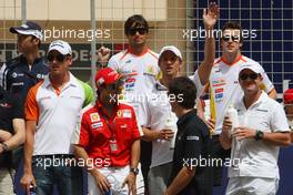 26.04.2009 Manama, Bahrain,  Kazuki Nakajima (JPN), Williams F1 Team, Adrian Sutil (GER), Force India F1 Team, Felipe Massa (BRA), Scuderia Ferrari, Nelson Piquet Jr (BRA), Renault F1 Team, Jenson Button (GBR), Brawn GP, Mark Webber (AUS), Red Bull Racing, Fernando Alonso (ESP), Renault F1 Team and Rubens Barrichello (BRA), Brawn GP - Formula 1 World Championship, Rd 4, Bahrain Grand Prix, Sunday