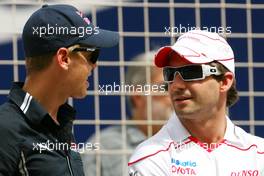 26.04.2009 Manama, Bahrain,  Sebastian Vettel (GER), Red Bull Racing and Timo Glock (GER), Toyota F1 Team  - Formula 1 World Championship, Rd 4, Bahrain Grand Prix, Sunday