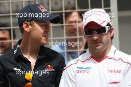 26.04.2009 Manama, Bahrain,  Sebastian Vettel (GER), Red Bull Racing and Timo Glock (GER), Toyota F1 Team - Formula 1 World Championship, Rd 4, Bahrain Grand Prix, Sunday