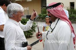 23.04.2009 Manama, Bahrain,  Bernie Ecclestone (GBR) gives Abdulla bin Isa Al Khalifa a pass - Formula 1 World Championship, Rd 4, Bahrain Grand Prix, Thursday
