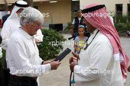 23.04.2009 Manama, Bahrain,  Bernie Ecclestone (GBR) and Abdulla bin Isa Al Khalifa - Formula 1 World Championship, Rd 4, Bahrain Grand Prix, Thursday