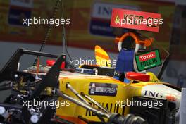23.04.2009 Manama, Bahrain,  Renault F1 Team work on KERS - Formula 1 World Championship, Rd 4, Bahrain Grand Prix, Thursday